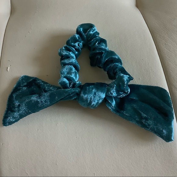 Brandnew Madewell velvet bow hairtie blue srunchie - Picture 2 of 5
